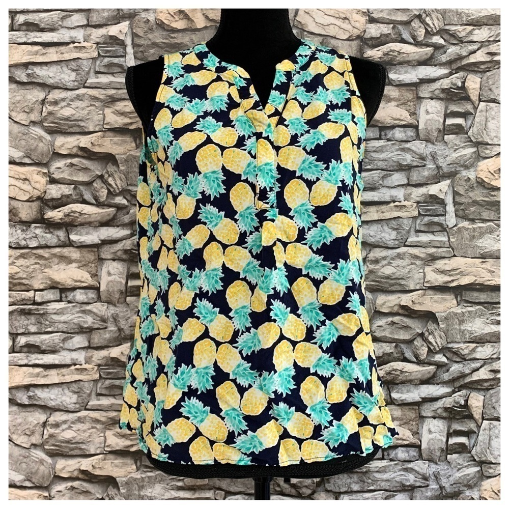 #76 Women’s Crown & Ivy Pineapple Split Neck Sleeveless Top Shirt Blouse Medium